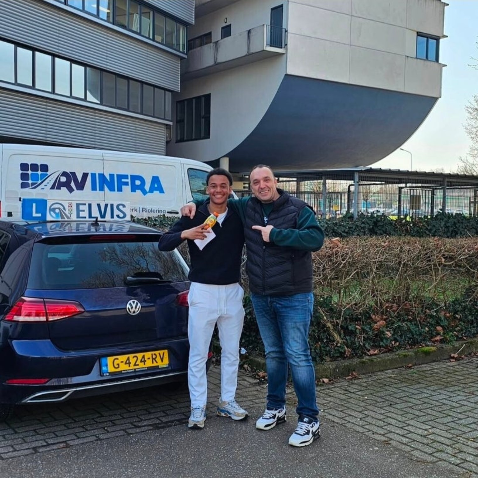 Wayne Krewinkel beside the Rijschool Elvis lesson car
